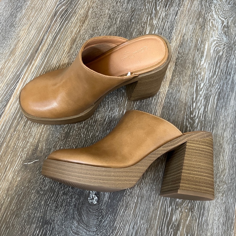Universal Thread Tan Platform Mules